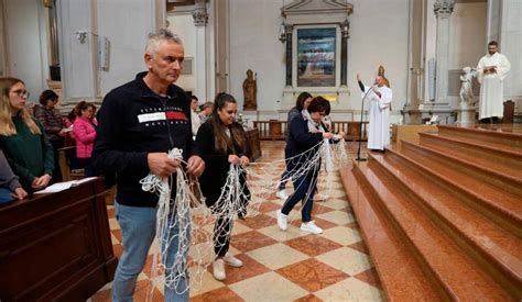 foto di catechisti in missione o in contesti sociali