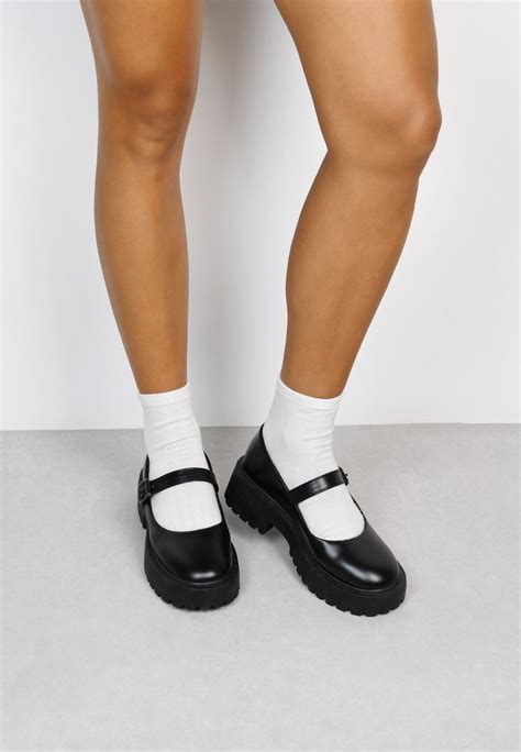 Scarpe Mary Jane da battesimo con cinturino regolabile e trafori
