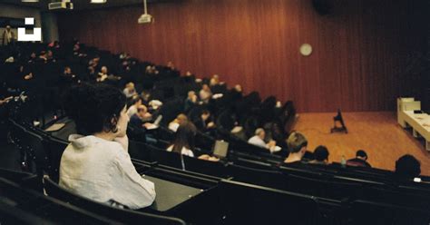 Foto esterna dell'ex chiesa trasformata in auditorium, con persone che entrano