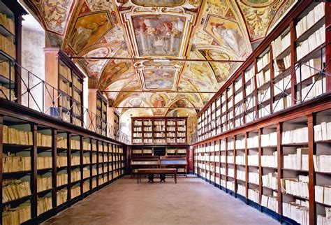 Interno di un archivio storico con documenti antichi