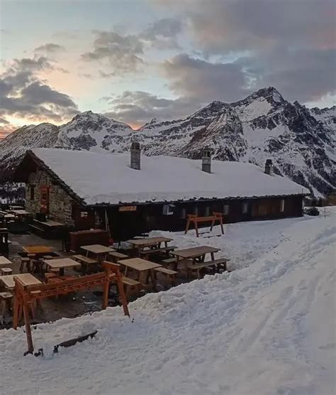 foto di cena in rifugio o ostello