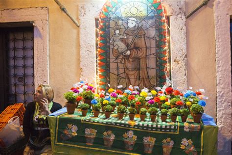 Tradizioni di festa a Lisbona con piante di basilico