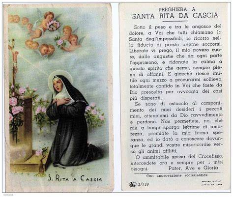 Fedeli in preghiera in un santuario di Santa Rita