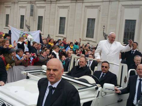 Tematica: Il Papa in mezzo al popolo, che accoglie e benedice fedeli di ogni età e professione, simboleggiando la santità della vita quotidiana.