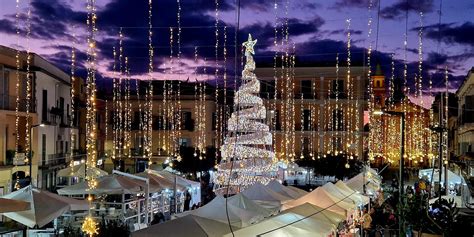 Foto panoramica di Trastevere durante la festa, con luminarie