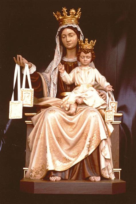 Foto della statua della Madonna del Carmelo con i suoi paramenti