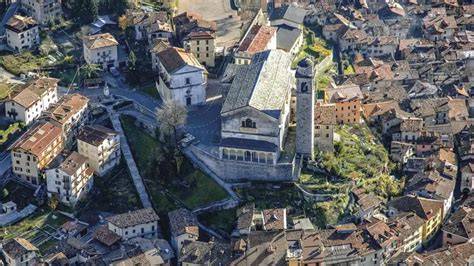 Veduta panoramica del borgo di Lasino con le sue antiche case medievali e rinascimentali.