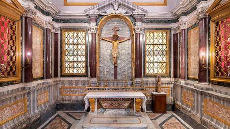 Interno della Cappella del Santo Crocifisso, con particolare attenzione agli altari e alle opere d'arte.