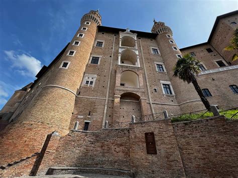 Foto esterna del Pensionato Maria Immacolata / Palazzo Palma a Urbino, con vista sulla facciata