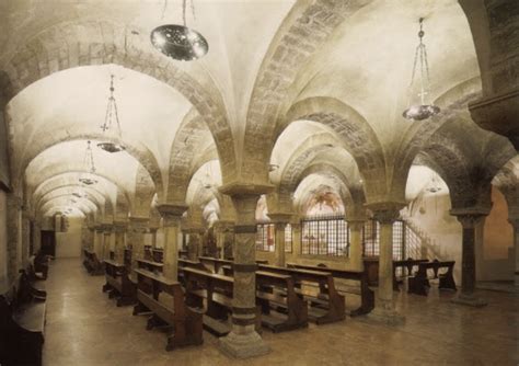Interno della cripta con colonne ottagonali e volte a crociera