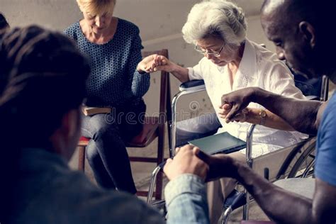 Immagine simbolica di una comunità cristiana che prega insieme