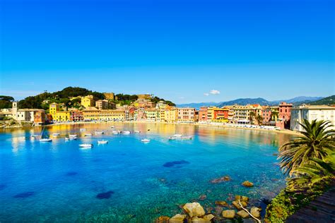 veduta aerea di Sestri Levante con la baia del Silenzio e la baia delle Favole