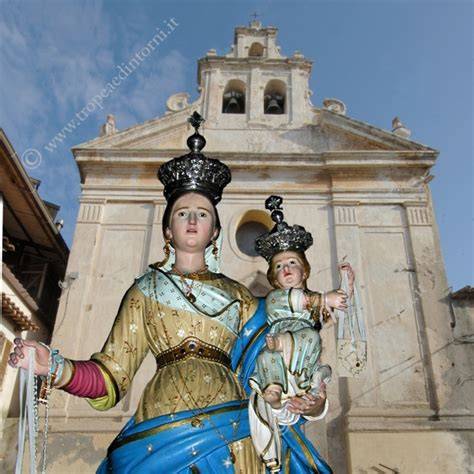 foto ravvicinata dell'arca della Madonna del Carmine durante la processione