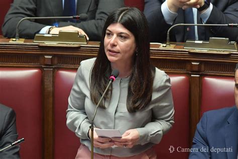Foto della deputata Simona Bordonali o Barbara Saltamartini in un contesto istituzionale