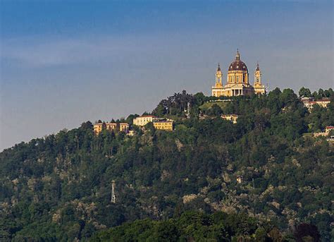 Vista panoramica della Basilica di Superga sulla collina torinese