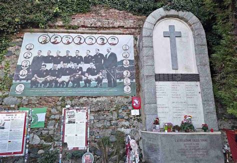 Lapide commemorativa del Grande Torino sulla collina di Superga
