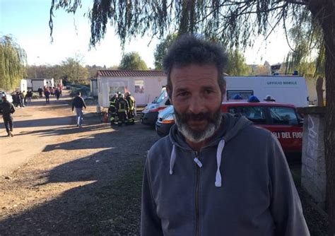 Foto di un momento di festa e dialogo nel campo Sinti di Piazzale Europa a Pavia