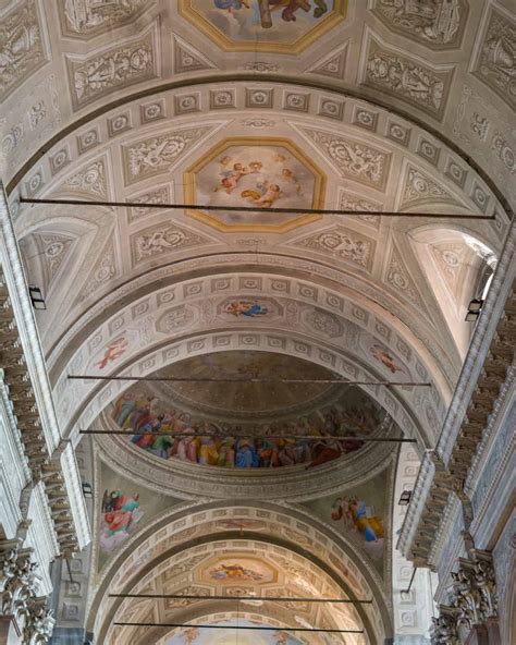 Interno dell'Antica Pieve di Sant'Andrea con affreschi