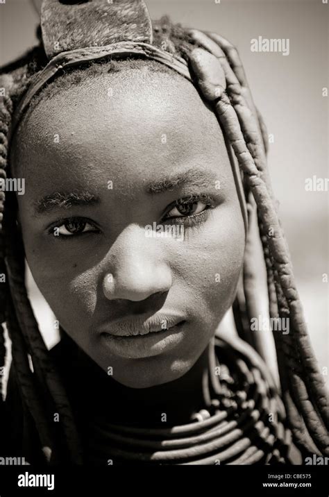 Ritratto di donna Himba con acconciatura tradizionale