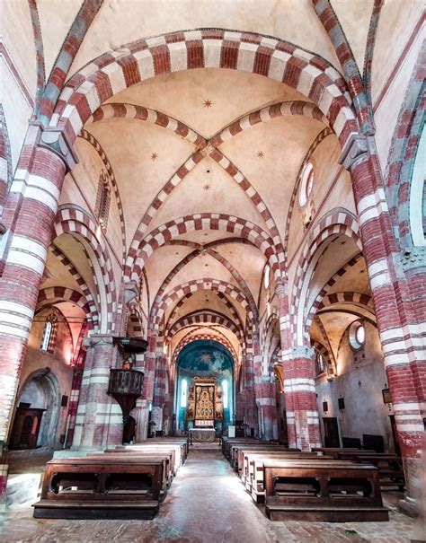 Interno della chiesa dell'Abbazia di Staffarda con le volte a crociera e l'alternarsi di mattoni