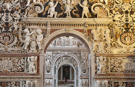 Dettaglio dell'interno barocco del Santuario dell'Annunziata, con stucchi e altari laterali