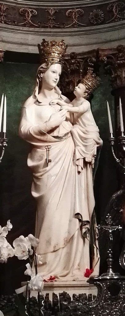Primo piano della statua della Madonna di Trapani con il Bambino, evidenziando i dettagli del volto