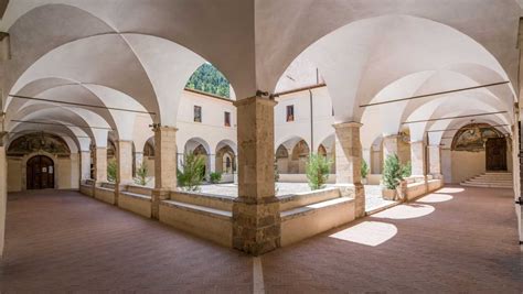 Interno del chiostro del convento annesso al Santuario, con arcate in pietra