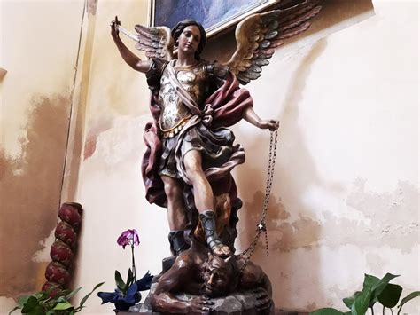 Foto della statua lignea di San Michele Arcangelo attribuita a Giuseppe Picano nella chiesa di S. Elia