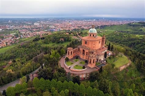 Foto panoramica del Santuario della Madonna di San Luca e del suo portico che si estende verso la città di Bologna