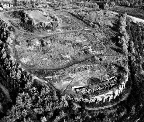 Ricostruzione artistica dell'arce di Castelsecco con il teatro