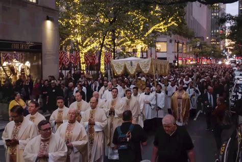 Foto della processione eucaristica con baldacchino e fedeli in strada a New York