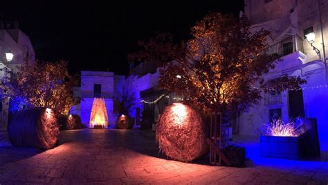 Foto della Natività nel bosco dei sette bauli a Diamante, con la capanna a forma di petali e i bauli celesti
