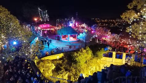Veduta panoramica del Presepe Vivente di Tricase sulla Collina di Monte Orco illuminata
