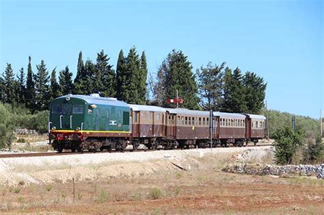 Treno storico Salento Express in viaggio attraverso il paesaggio salentino