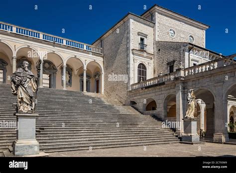 Chiostro del Bramante all'Abbazia di Montecassino con la scalinata e la statua di San Benedetto