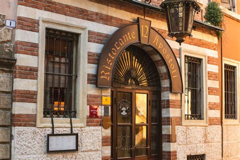 Ristorante 12 Apostoli: esterno con portale d'ingresso