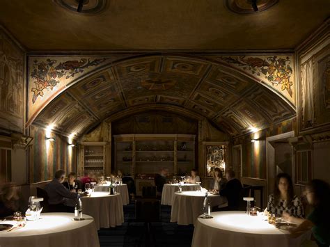 Interno del ristorante 12 Apostoli: sala con dipinti medievali e arredi d'epoca