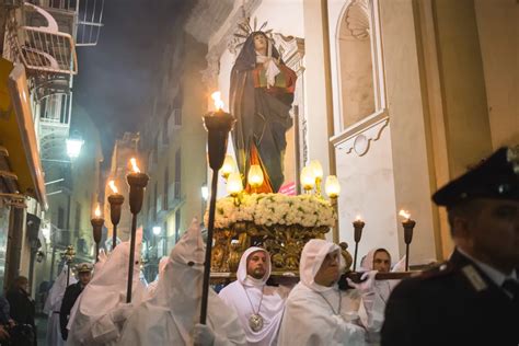 La statua del Cristo Morto in processione