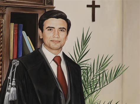 Ritratto di Rosario Livatino in toga, con un'espressione seria e riflessiva.