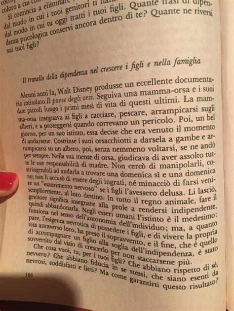 Foto ravvicinata di una pagina di agenda antica con scritte a mano.