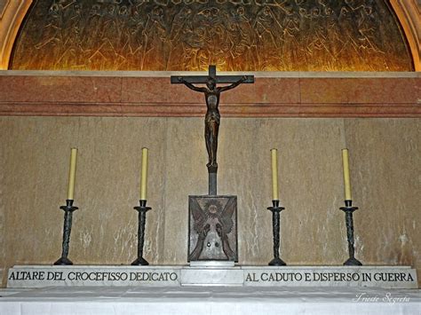 Crocefisso e candelabri sull'altare