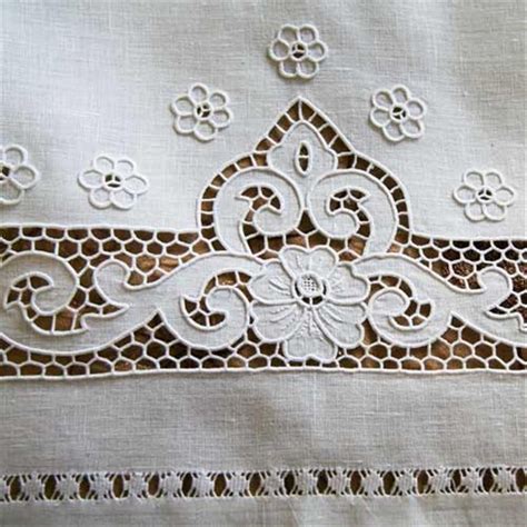 Corporale con ricami e bordatura in pizzo