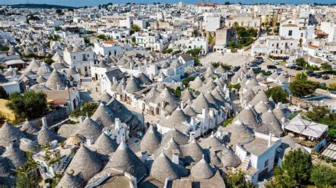 Processione dei Santi Medici ad Alberobello con i Trulli sullo sfondo