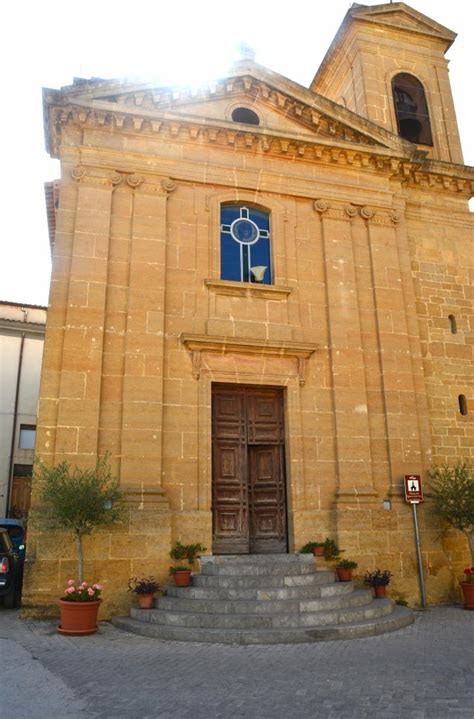 Facciata del Santuario del Signore della città a Caltanissetta