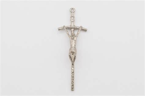 foto ravvicinata di un crocifisso in argento sterling .925 con dettagli del corpus e punzonatura