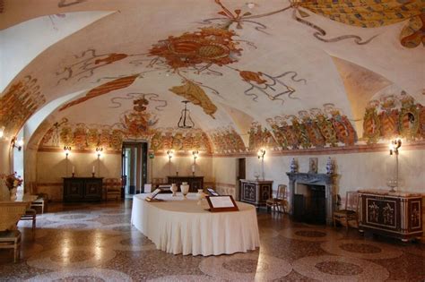Interno del Salone degli Stemmi nell'Arcivescovado di Matera con gli affreschi