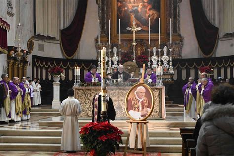 Benedetto XVI in abiti liturgici durante la Messa di Natale
