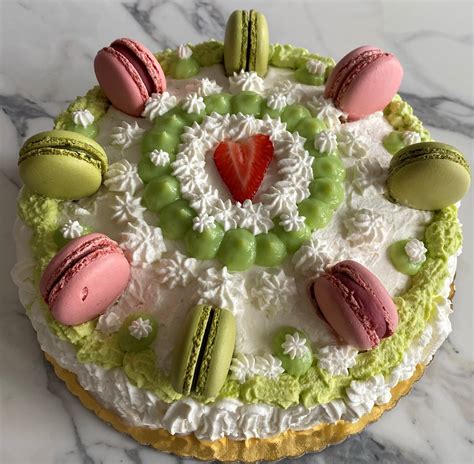 Torta finta decorata con macarons e frutta per centrotavola