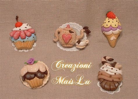 Varietà di miniature di dolcetti in fimo come calamite