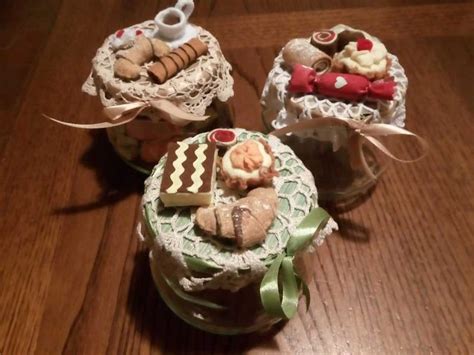 Barattoli decorati con caramelle gommose e dolcetti in fimo